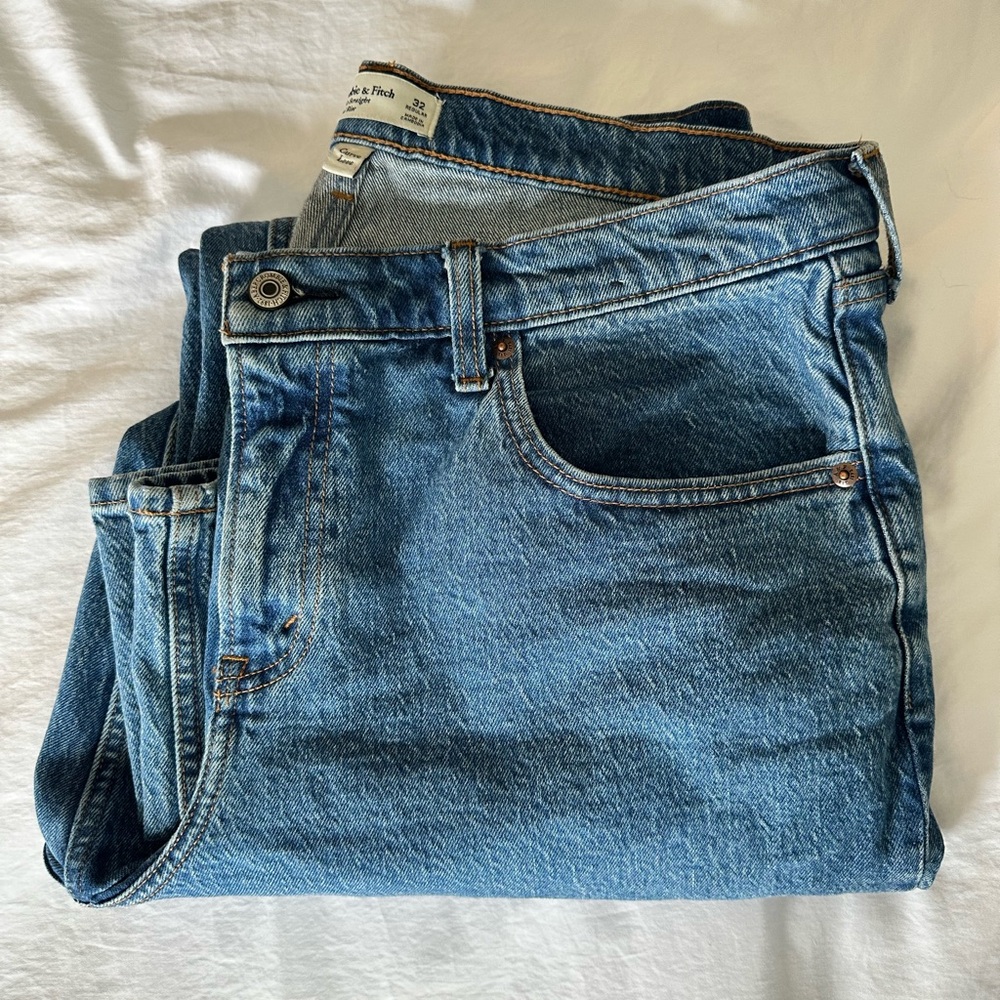 Abercrombie & Fitch Curve Love Mid-Rise 90s Straight Jeans